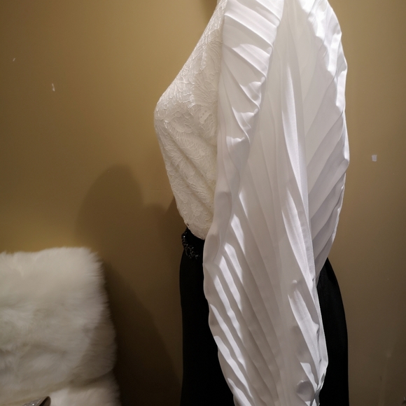 Lace blouse with pleated balloon sleeve. Size small - Picture 3 of 5